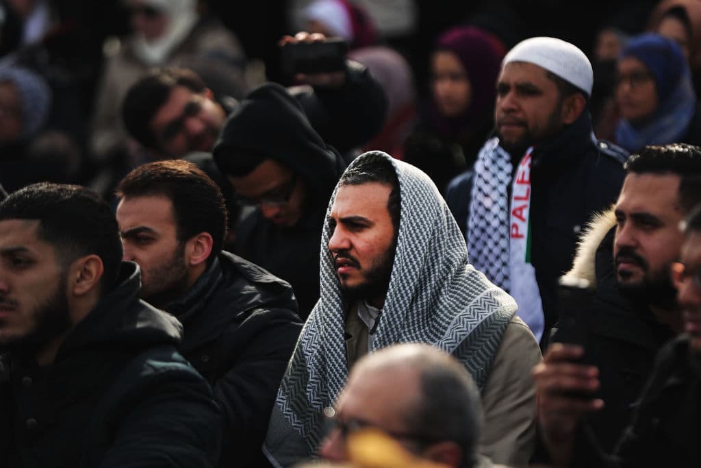 Pese a las bajas temperaturas, decenas hicieron parte de la oración como otra manifestación contra la orden ejecutiva de Trump que suspende la entrada a Estados Unidos de refugiados y musulmanes de siete países.