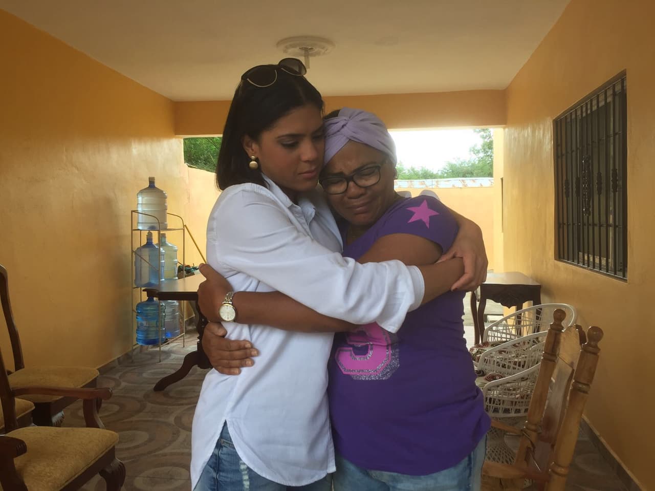 Doña Divina estába tan emocionada, que no paraba de llorar y dar gracias a su hija.