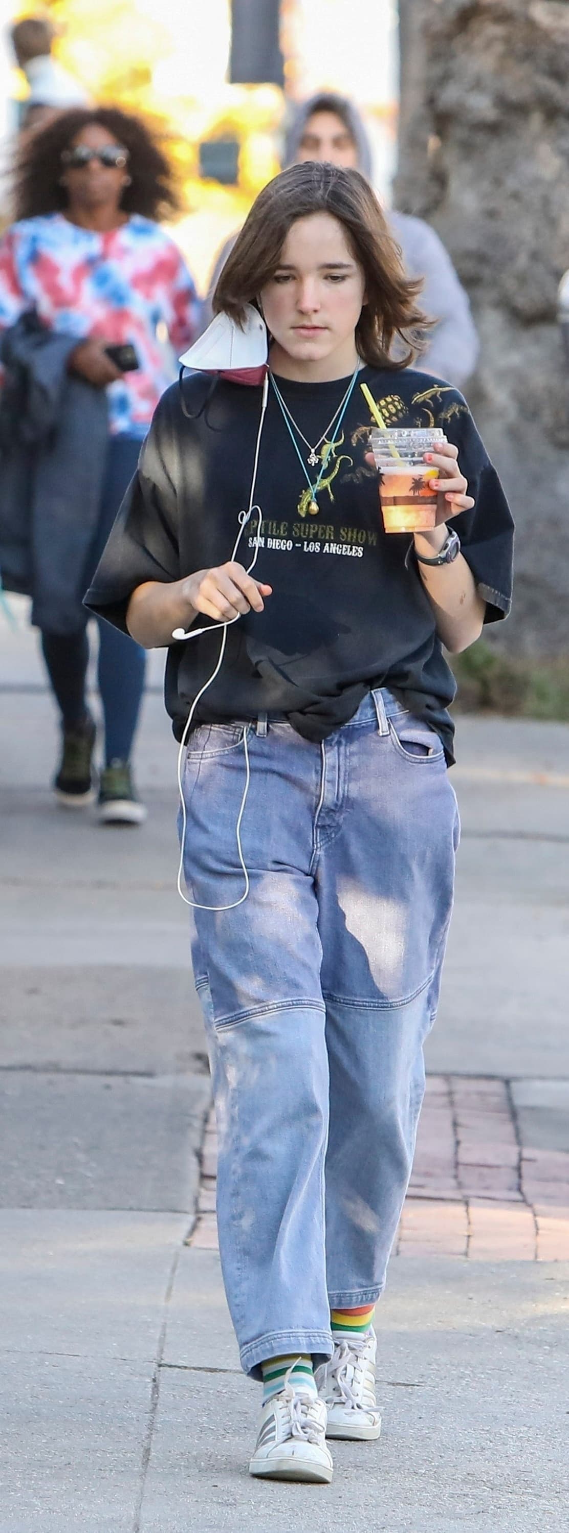 Seraphina parece cómoda con el mismo estilo relajado que su madre, ya que también eligió vestir jeans, una playera y tenis Adidas para su día de compras.
<br>