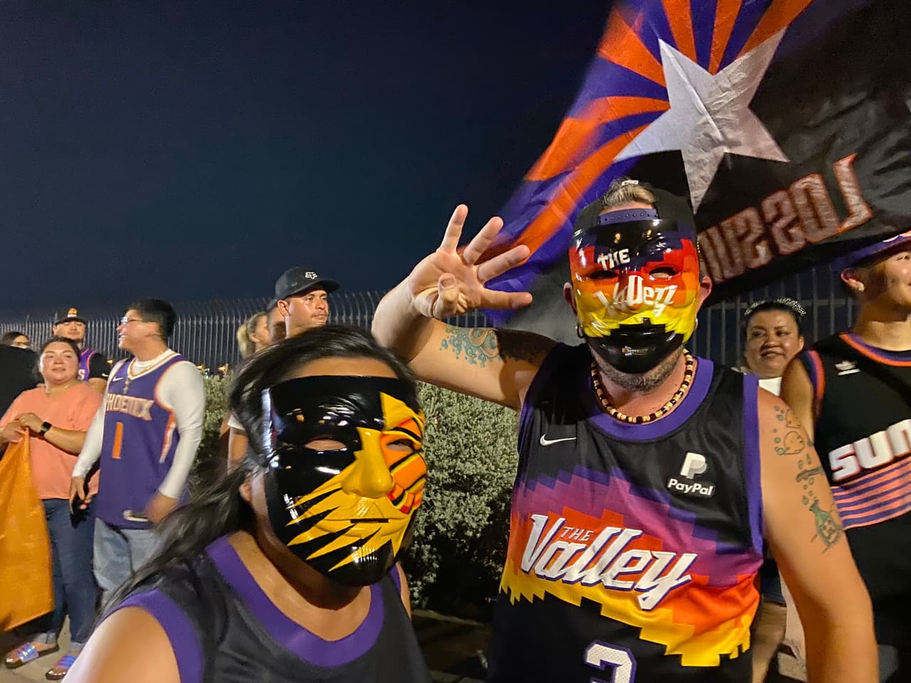 Las emociones brillaron en las calles de Phoenix hasta la madrugada para celebrar el triunfo de los Phoenix Suns a los Clipperes. Se escribe una historia en el deporte de Arizona.