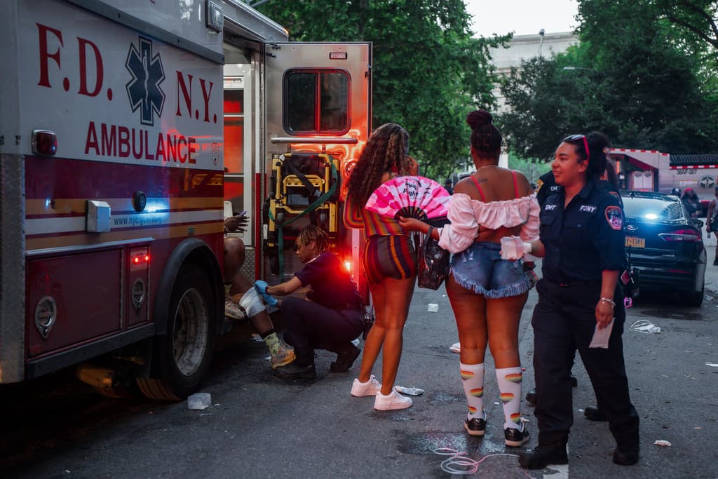 El incidente tuvo lugar alrededor de las 22:15 horas cerca del icónico Stonewall Inn, un lugar emblemático para la comunidad LGBTQ+ debido a su papel en los disturbios de 1969, que marcaron el inicio del movimiento moderno por los derechos de esta comunidad.