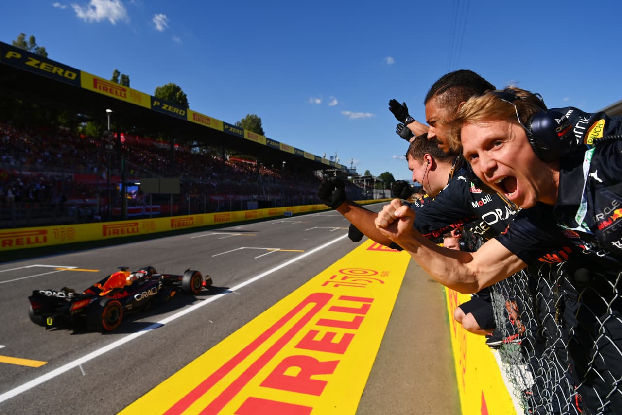 Verstappen ganó en el GP de Monza y el mexicano Sergio Pérez terminó en sexto lugar tras una estrategia que le ayudó a subir posiciones; la carrera finalizó con Safety Car tras abandono de Ricciardo.