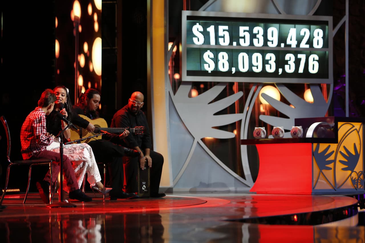 ¡Que Bonito momento! Natalia y Adrian unieron sus voces