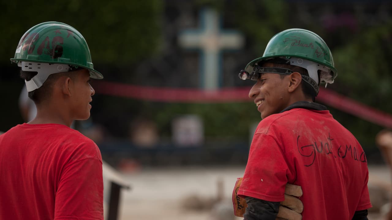 Migrantes, voluntarios y socorristas extranjeros: las otras manos que retiran escombros del terremoto