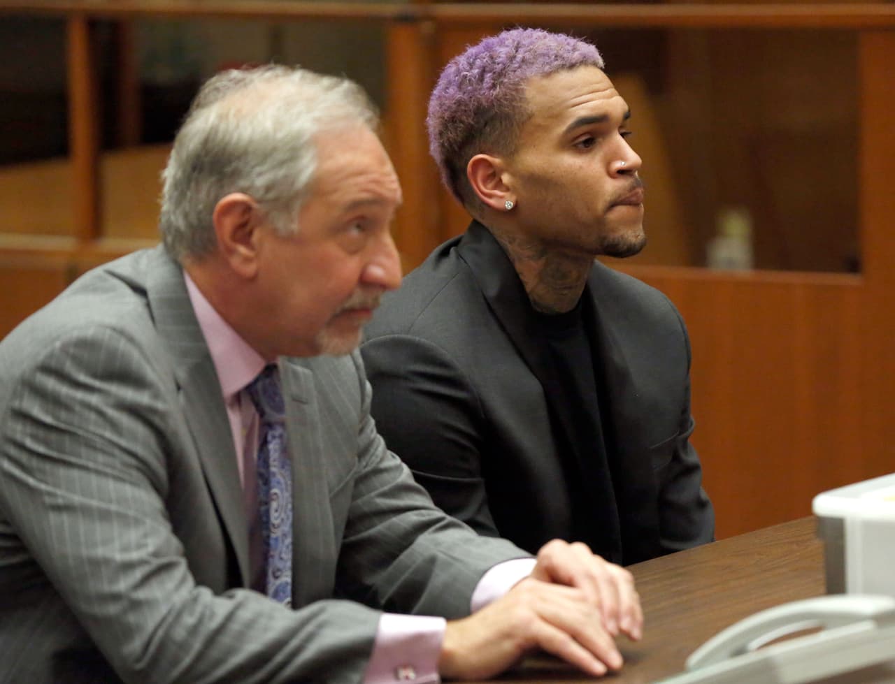 Tras el episodio de violencia y evidente demanda, el cantante se declaró culpable y fue sentenciado a cinco años de libertad condicional, además de tomar un curso sobre violencia de género, realizar 180 días de servicios comunitarios y mantenerse a distancia de Rihanna, quien asistió al juzgado preparada para testificar en su contra, publicó el diario El País.