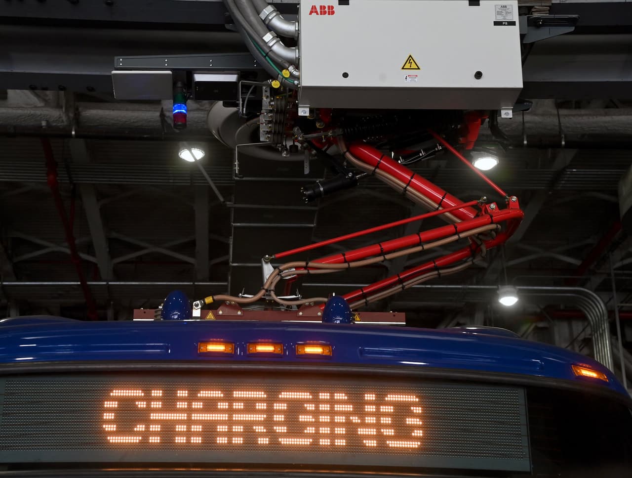 Los autobuses
<b> se estacionarán en la estación de autobuses de Grand Avenue y cargarán energía a través de brazos montados en el techo</b> que se conectan automáticamente con los autobuses.
<br>