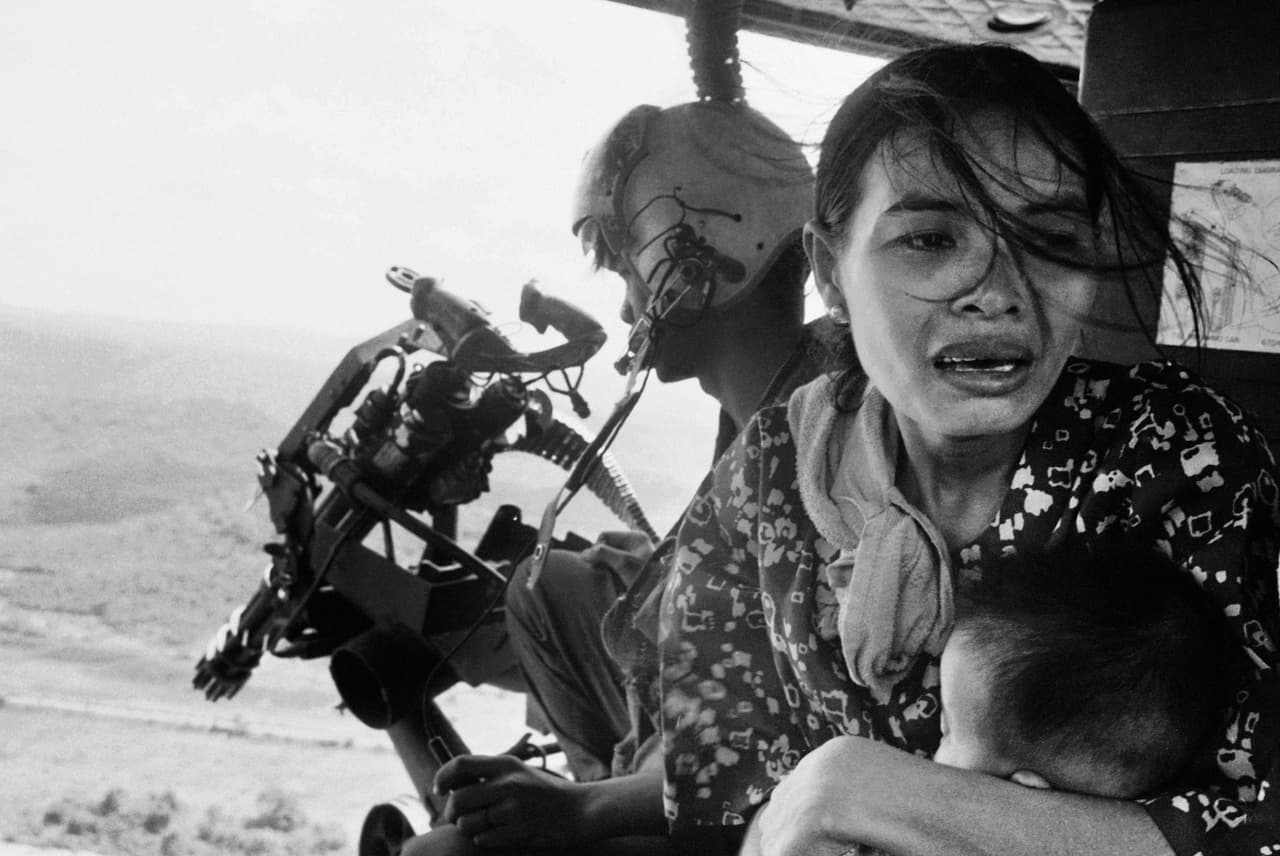Las imágenes del galardonado periodista han circulado el mundo y en 1973 ganó el premio Pulitzer por “Nina del napalm”. Las fotos de Ut documentaron los horrores de la guerra en Vietnam y sirvieron para cambiar la trayectoria del conflicto. Esta foto fue tomada el 22 de marzo de 1975 y muestra a una refugiada y un bebé.