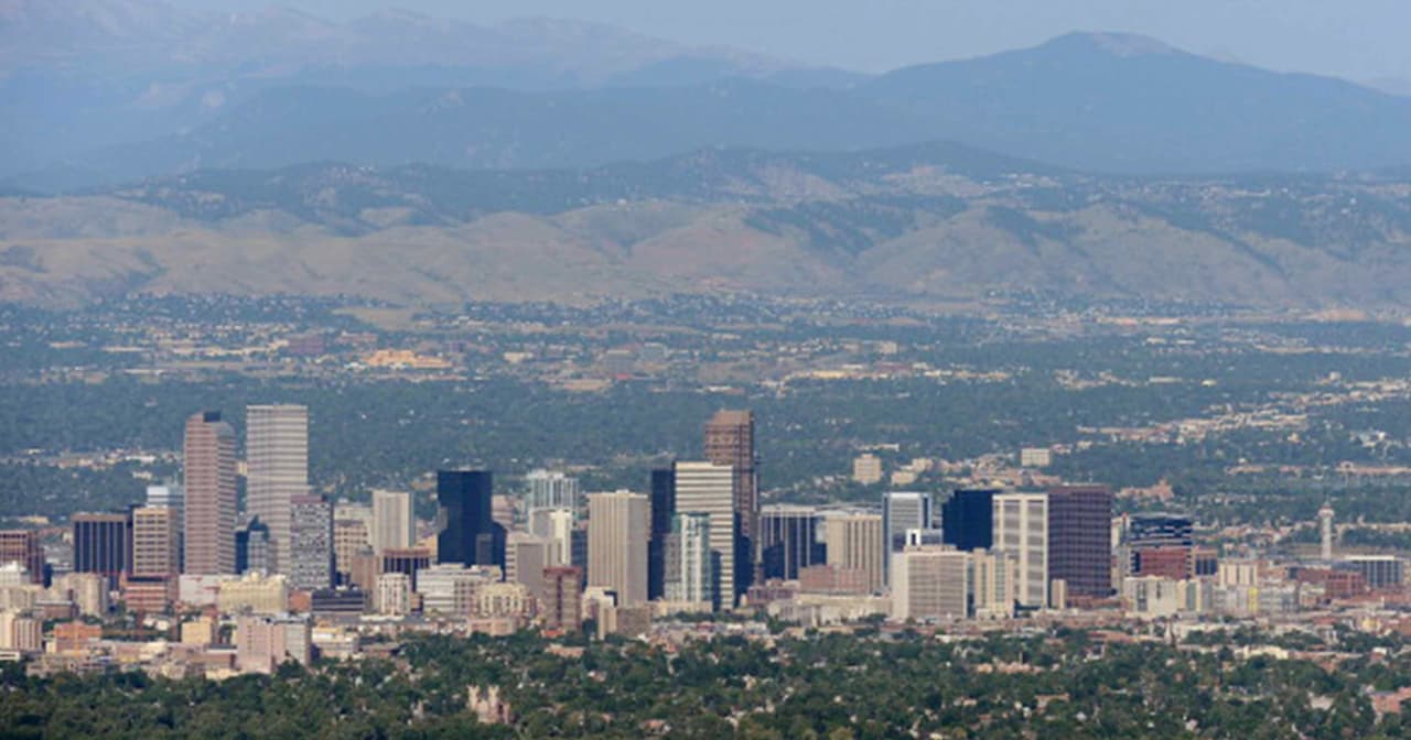 En la ciudad de Aurora, Colorado, se ubica en el cuarto lugar debido a que la tasa de desempleo registró una caída del 54% considerada la décimo quinta más grande de Estados Unidos.