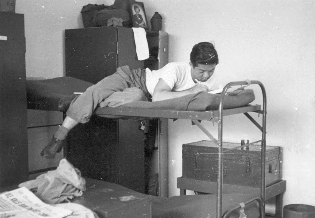 En el campo de concentración donde Art pasó dos años y medio, las tensiones políticas y raciales nacían de la diversidad de los prisioneros: había japoneses, alemanes e italianos mezclados.