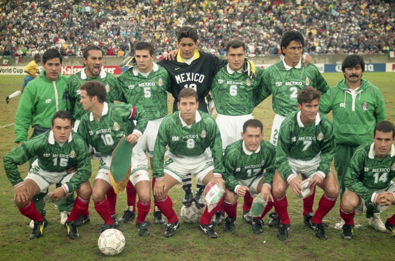 <b>1996.</b> Arriba: Raúl Gutiérrez, Duilio Davino, Jorge Campos, Raúl Lara, Claudio Suárez. Abajo: Cuauhtémoc Blanco, Luis García, Alberto García Aspe, German Villa, Ramón Ramírez, Joaquín Del Olmo.