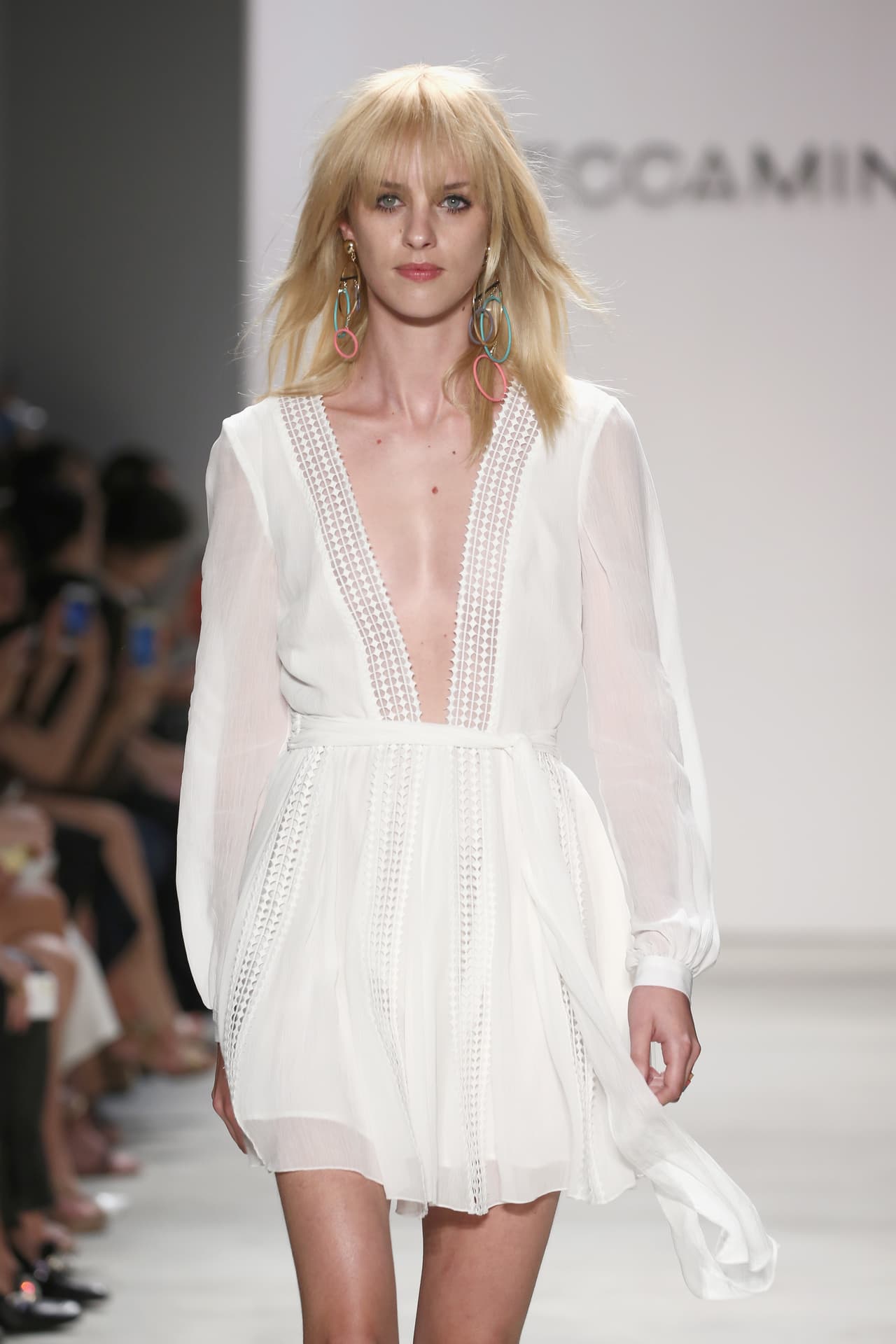 Las prendas nos inspiran a un estilo muy casual para estar frescas todo el día. Optó por usar los flecos y la simetría en casi toda la linea.