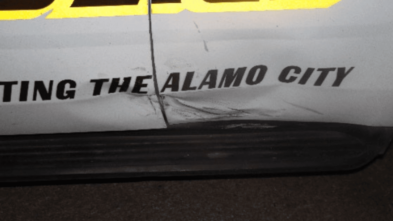 La patrulla donde estaba el oficial Espinoza terminó con este golpe; según la policía, fue una "fuerte colisión".