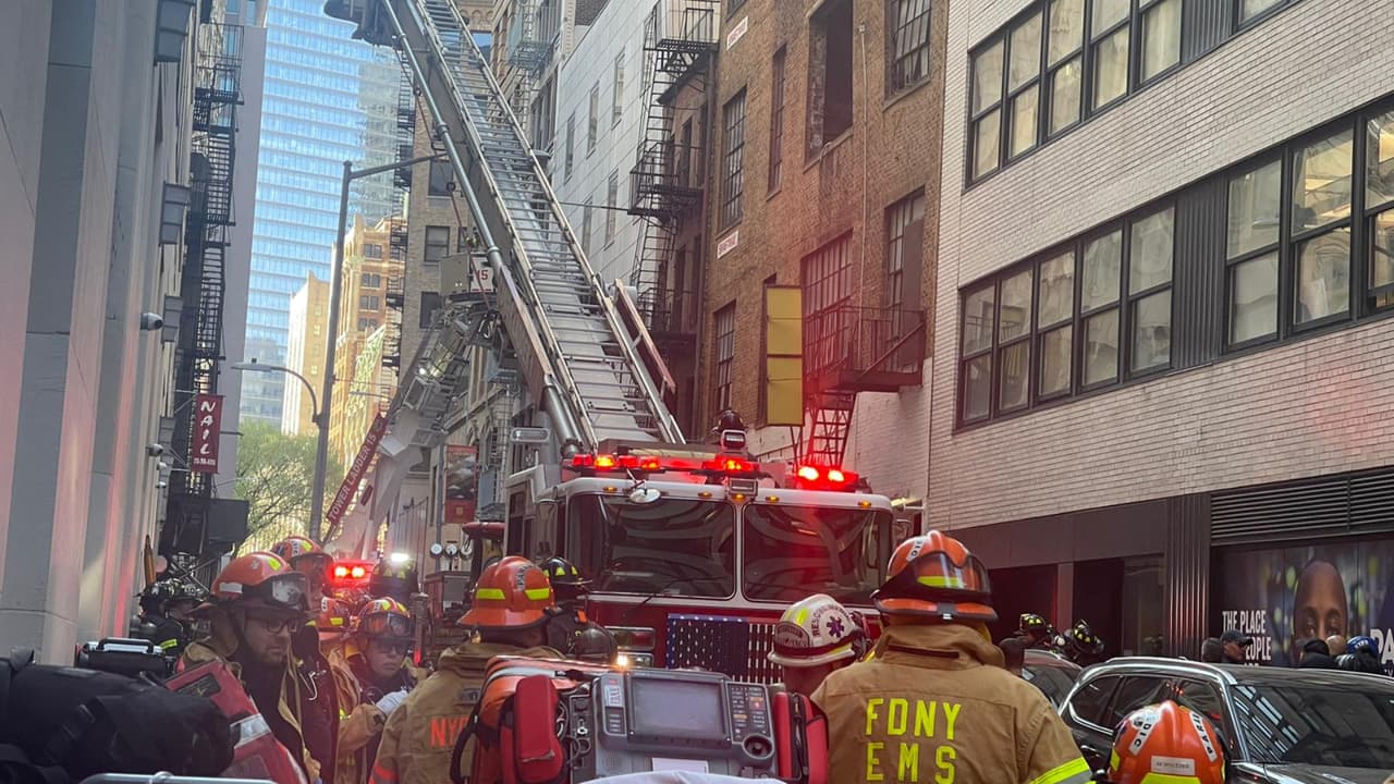 "Se sintió como un terremoto": Testigos del colapso de un estacionamiento en Manhattan