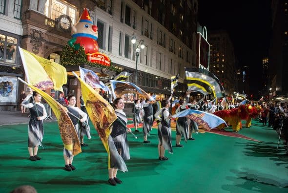 Ellas se encargarán de ondear las banderas y llenar de color todo durante su paso.