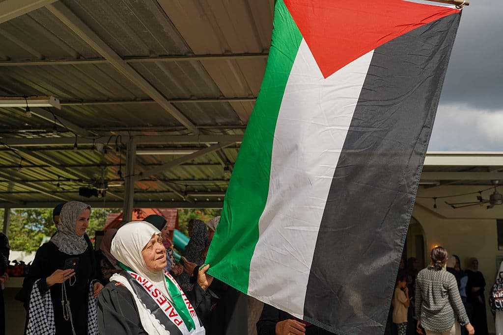 El evento generó controversia en redes sociales por la presencia de banderas palestinas y cánticos, así como por declaraciones atribuidas al imán local sobre eventos del 7 de octubre de 2023.