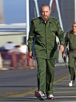 Con su tradicional uniforme militar y unos coloridos tenis, Fidel se dirige hacia la Sección de Intereses de EU en Cuba. Foto: AFP.