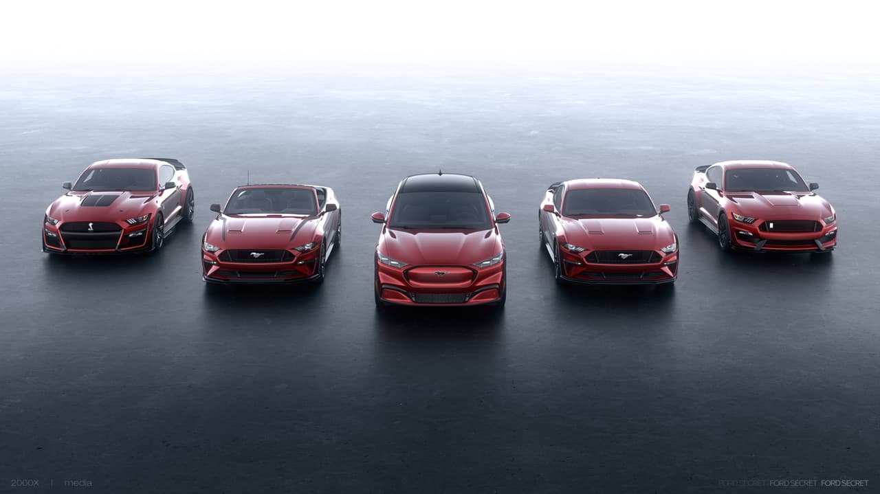 Es oficial, tras años de muchos rumores y adelantos, la nueva SUV eléctrica de Ford ya está aquí. Y no se trata de cualquier SUV, sino una que pertenece a la emblemática gama del Mustang que por primera vez, tras 55 años de historia, va más allá del tradicional cupé a gasolina de dos puertas y tracción trasera.