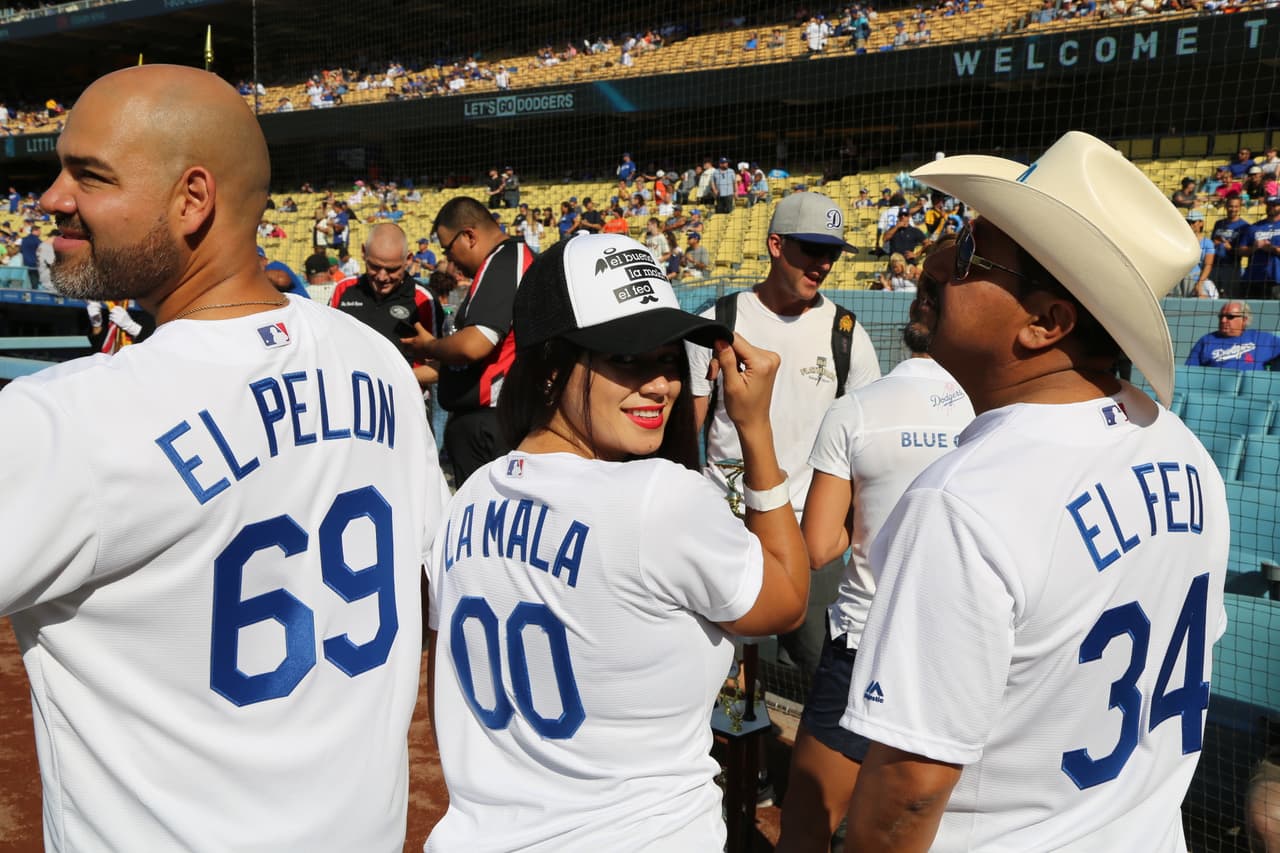 Y portaron sus camisas oficiales del equipo angelino, personalizadas con cada uno de sus conocidos apodos.