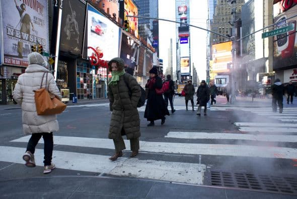 Las temperaturas bajaron desde el sábado por la noche, cuando una ola de aire ártico descendió desde Canadá hacia una zona de Estados Unidos donde no son inusitados los predicamentos invernales.