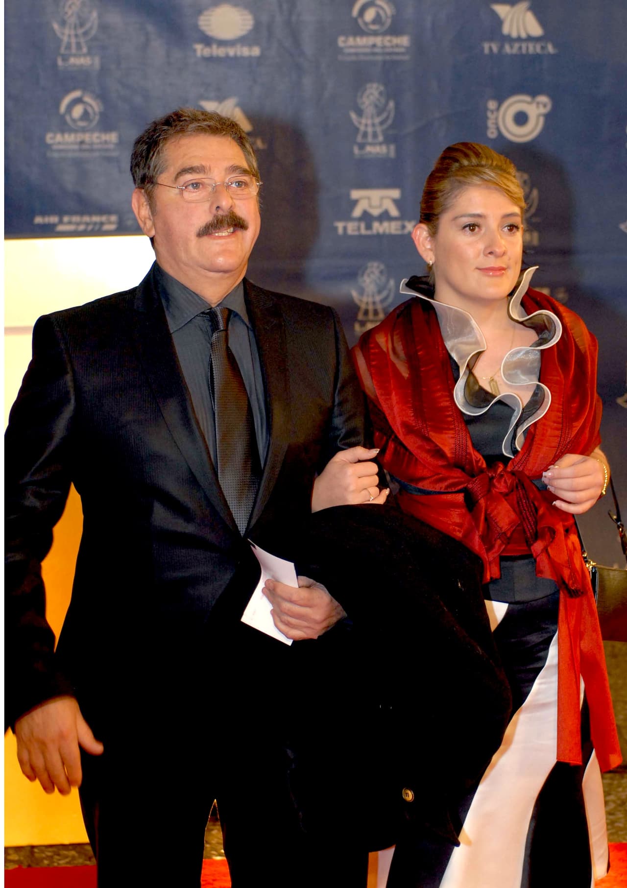 El actor declaró también que esta es su segunda intervención, pues hace 10 días lo operaron por la misma causa: "Esto lleva un proceso que los médicos no terminan todavía y ellos consideran que los hospitales son un centro de infección y hay que evitarlas por cualquier motivo".