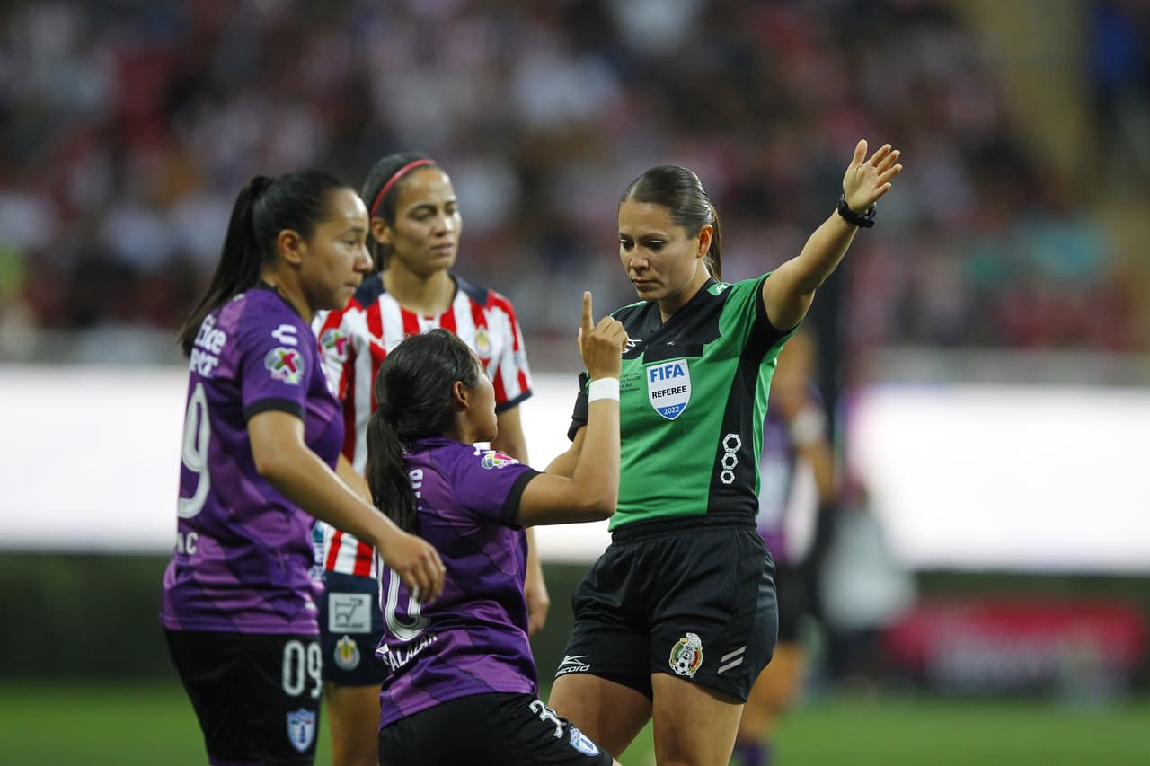 Chivas cayó en la vuelta, pero se impuso en el global gracias al triunfo en la ida y Blanca Félix se erigió como la heroína tras atajarle un penal a Charlyn Corral.
