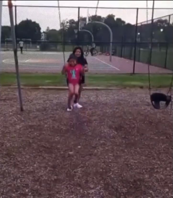 Mientras tanto, Nataly ahora juega de la mano de su madre, mientras sueña con un futuro promisorio que le permita ser
<a href="https://www.univision.com/temas/policia">policía</a>.
<b>“Quiero arrestar a la gente que hace daño”</b>, dice la pequeña con la sonrisa de siempre.
<br>