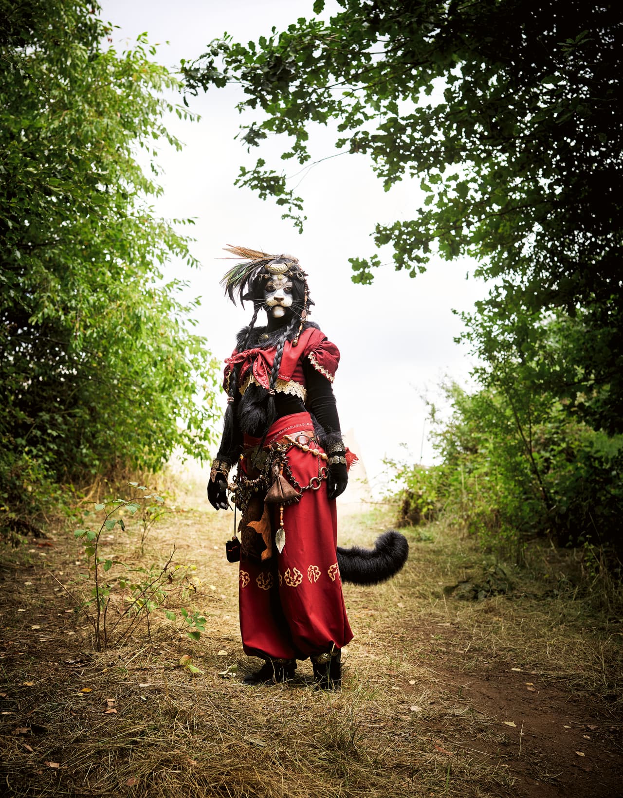 <b>Kimana</b>, hija de Karim y aprendiz de chamán. Leist tuvo que representar un personaje para poder acceder a los eventos de LARP, abiertos solo para miembros de la comunidad. "Tuve que vestirme como un personaje cada vez, pero la mayoría del tiempo no tuve que alcanzar sus estándares", continuó el fotógrafo.