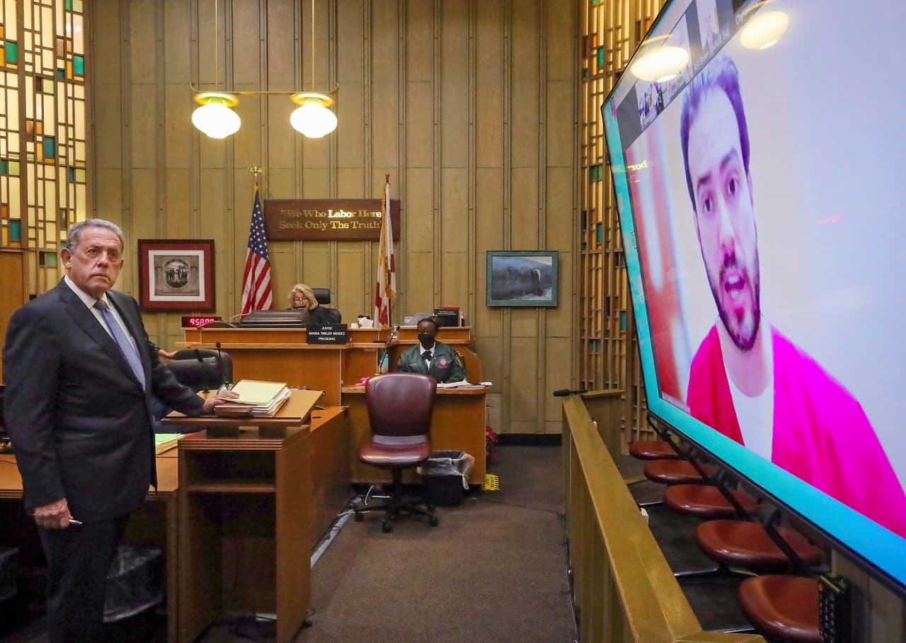 Lyle no estuvo de manera presencial y lo hizo a través de videollamada, dejándose ver por primera vez con
<b>el uniforme rojo de reo</b>, el cual significa que es un preso de "alto perfil", según reportó Tanya Charry en
<b>El Gordo y La Flaca. </b>
<br>