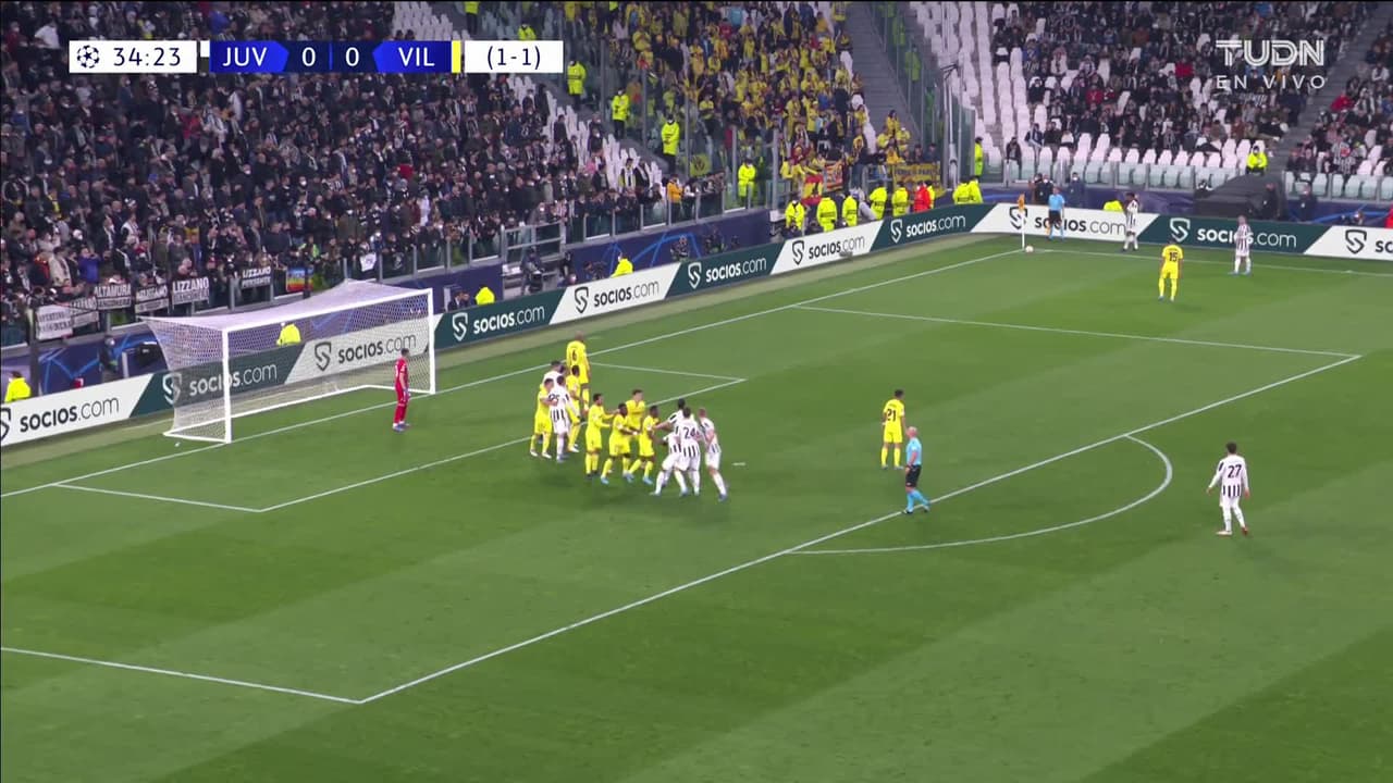 ¡TIRO ATAJADO! disparo por Dusan Vlahovic.