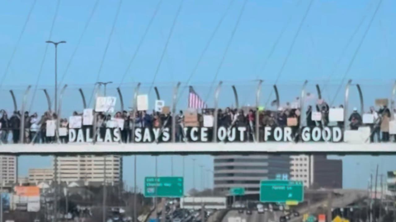 Protesta contra ICE tras muerte de Renee Nicole Good, toma un puente peatonal en Dallas
