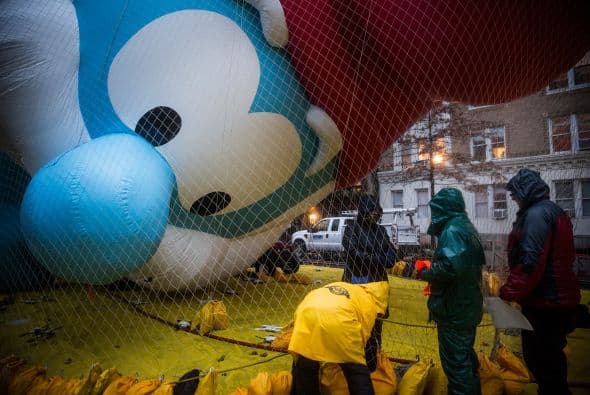 Ni siquiera el mal tiempo pudo mermar en el ánimo de los asistentes. Sonriente, Papá Pitufo está listo para salir a la escena.