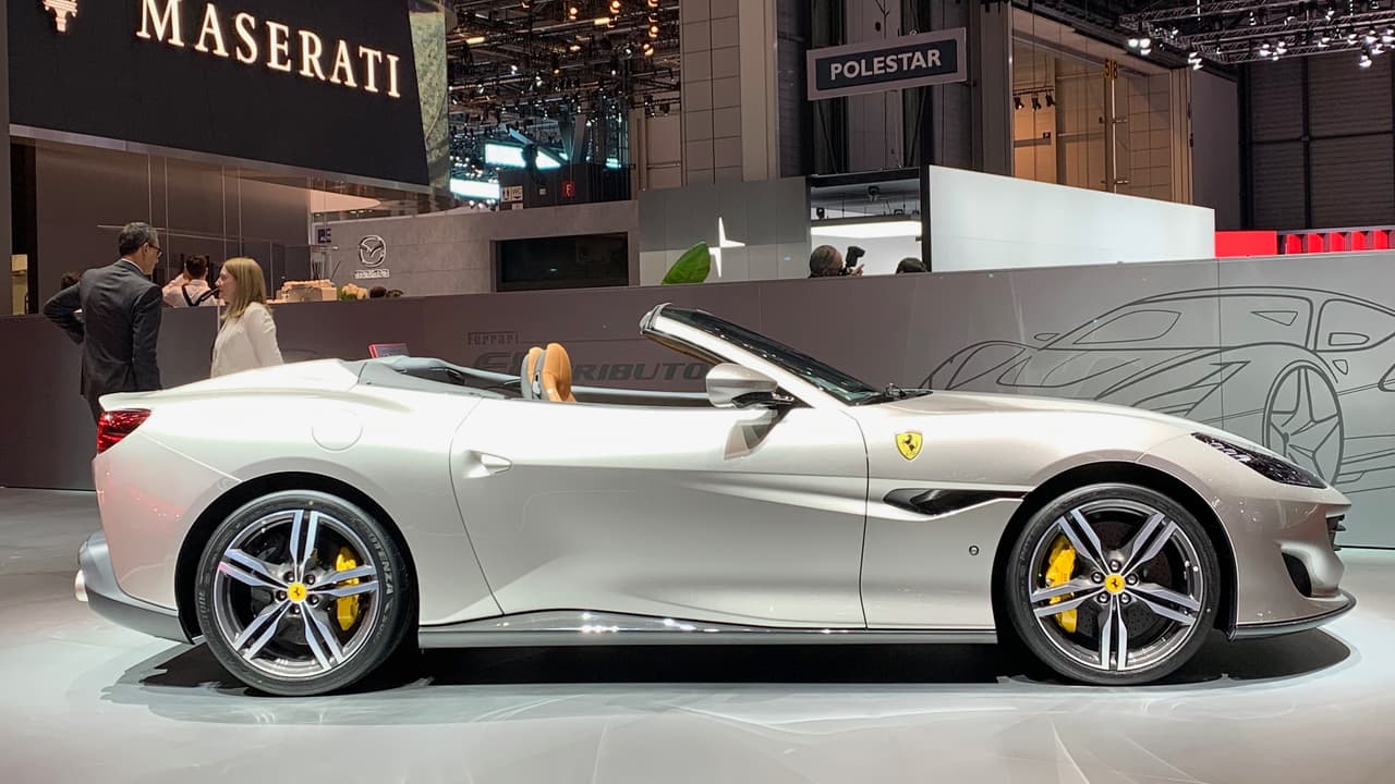 <h3 class="cms-H3-H3">Ferrari Portofino</h3>
<br>Acompañando al baby de la familia estaba el más reciente Gran Turismo de Ferrari. El Portofino, que comenzó sus ventas en 2018, cuenta con un techo metálico retraible y su motivo de ser es estilo e imagen. Igual su motor V8 doble turbo de 3.9 litros desarrolla 591 caballos de fuerza.