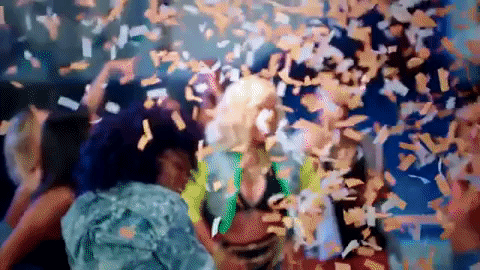 Un grupo de bailarinas y la cantante urbana, que lució una obscura cabellera para este video, contorsionan su cuerpo.