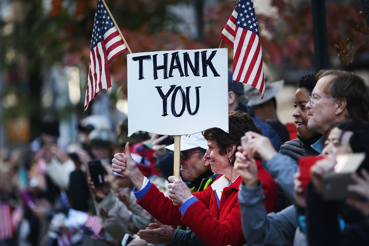 Miles de personas expresaron a los veteranos su agradecimiento desde las aceras de la Quinta avenida en Manhattan.