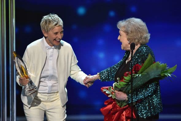 Y aprovechó para presentar la categoría de Icono de TV favorita a Betty White.