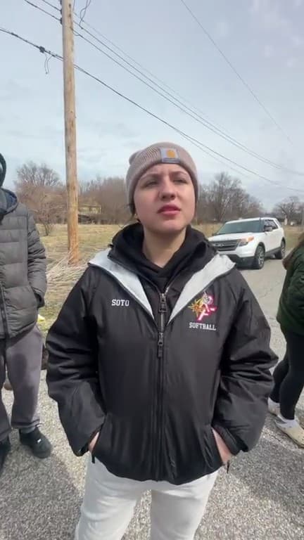 Mila Soto, novia de Rodrigo, relató cómo fue la última vez que tuvo contacto con él.
<br>
<br>
<b>“Me dijo que antes de irse pasaría con sus amigos, donde estaban haciendo una fogata y cocinando. Después de las 11 le mandé mensajes y traté de llamarlo, pero ya no respondió, hasta que su familia me contactó para tratar de localizarlo”, explicó.</b>
<br>
<br>“Estoy muy preocupada por él y espero que se encuentre bien”.