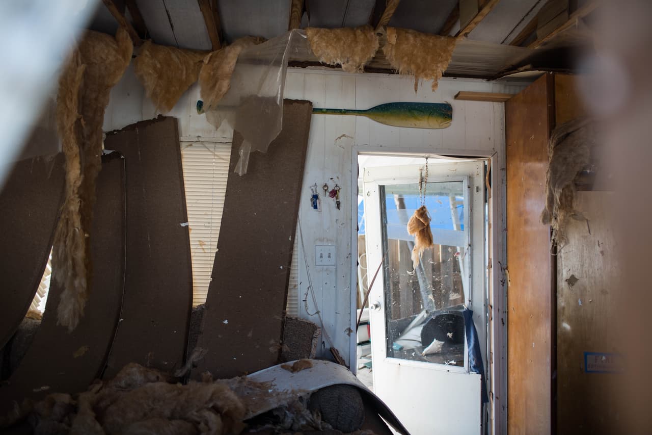 Varios juegos de llaves colgados de la pared de una casa tráiler destrozada por el huracán Irma. Almudena Toral/Univision Digital