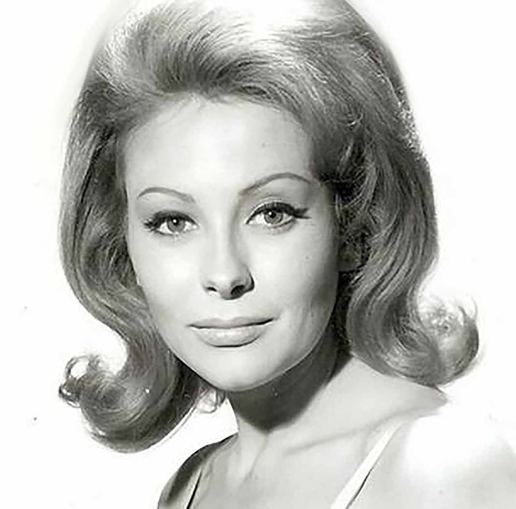 '
<b>Rubí' </b>
<br>Esta telenovela cuenta la historia de Rubí, una joven hermosa y obsesionada con el dinero. Está basada en un escrito de Yolanda Vargas Dulché, de 1963. La primera versión data de 1968 y fue protagonizada por Fanny Cano.