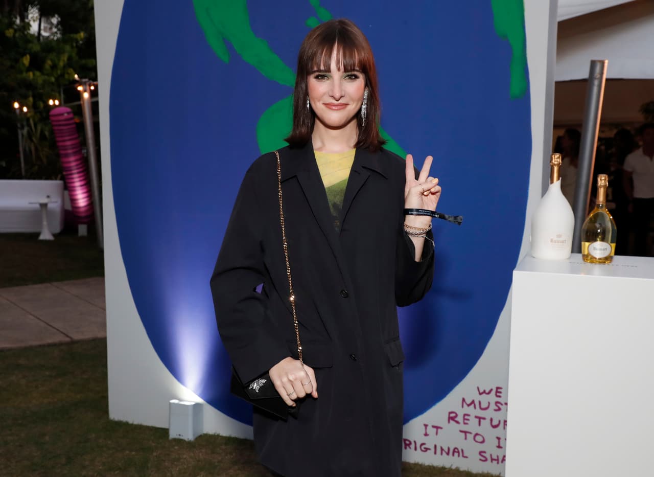 Personalidades como la modelo, actriz y escritora Hari Nef, es una muestra de celebridades trans que han conquistado el mundo de la moda.