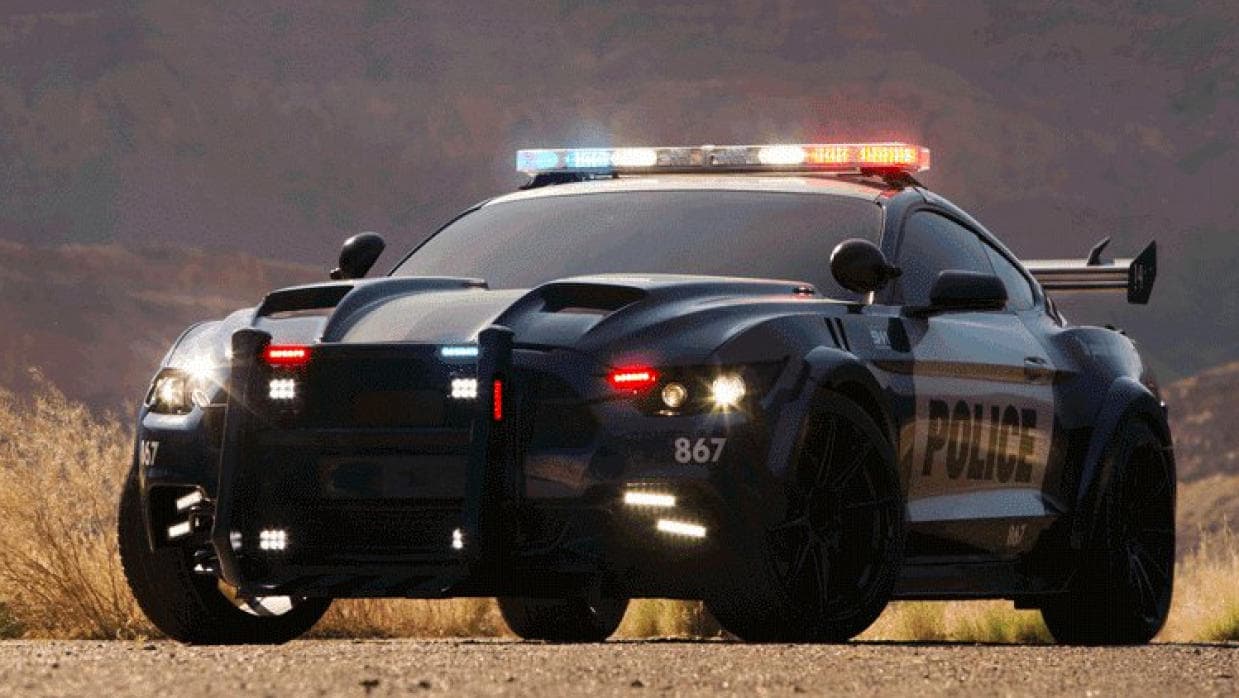 Otro ícono automotriz presente en "Transformers: The Last Knight" es la 6ta generación del Ford Mustang. El Mustang, que es un veterano de las películas de Hollywood, regresa a la serie en su rol tradicional como la fisonomía automotriz de Barricade, uno de los robots villanos. El Mustang fue modificado con un gran alerón posterior y agregados que lo convierten en una patrulla policial.