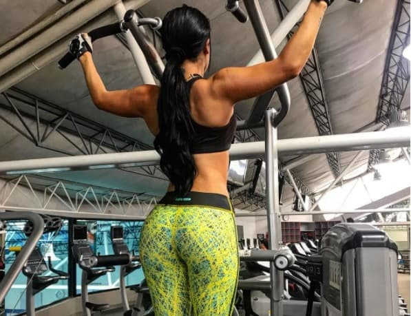 La chica hace ejercicio y tiene una rigurosa disciplina.