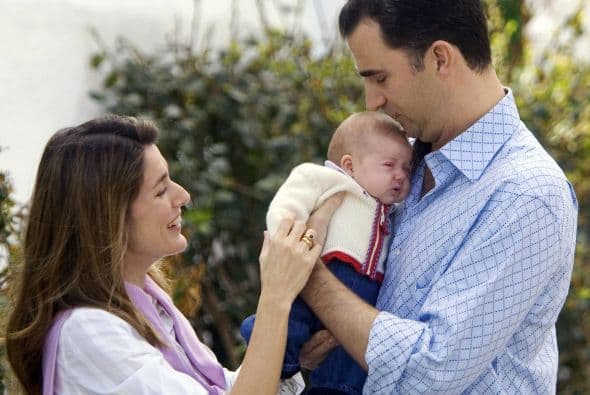 La princesa de Leonor acaba de ser nombrada princesa de Asturias y es la segunda en la línea de sucesión a la corona española.Actualmente estudia en un colegio muy cerca de sus padres, pero al igual que su padre el rey Felipe VI recibirá amplia formación militar y profesional.Sólo tiene ocho años, pero ella sabe su papel y demuestra su formación real en cada evento al que asiste. Toma clases de mandarín, ballet y practicar deporte.