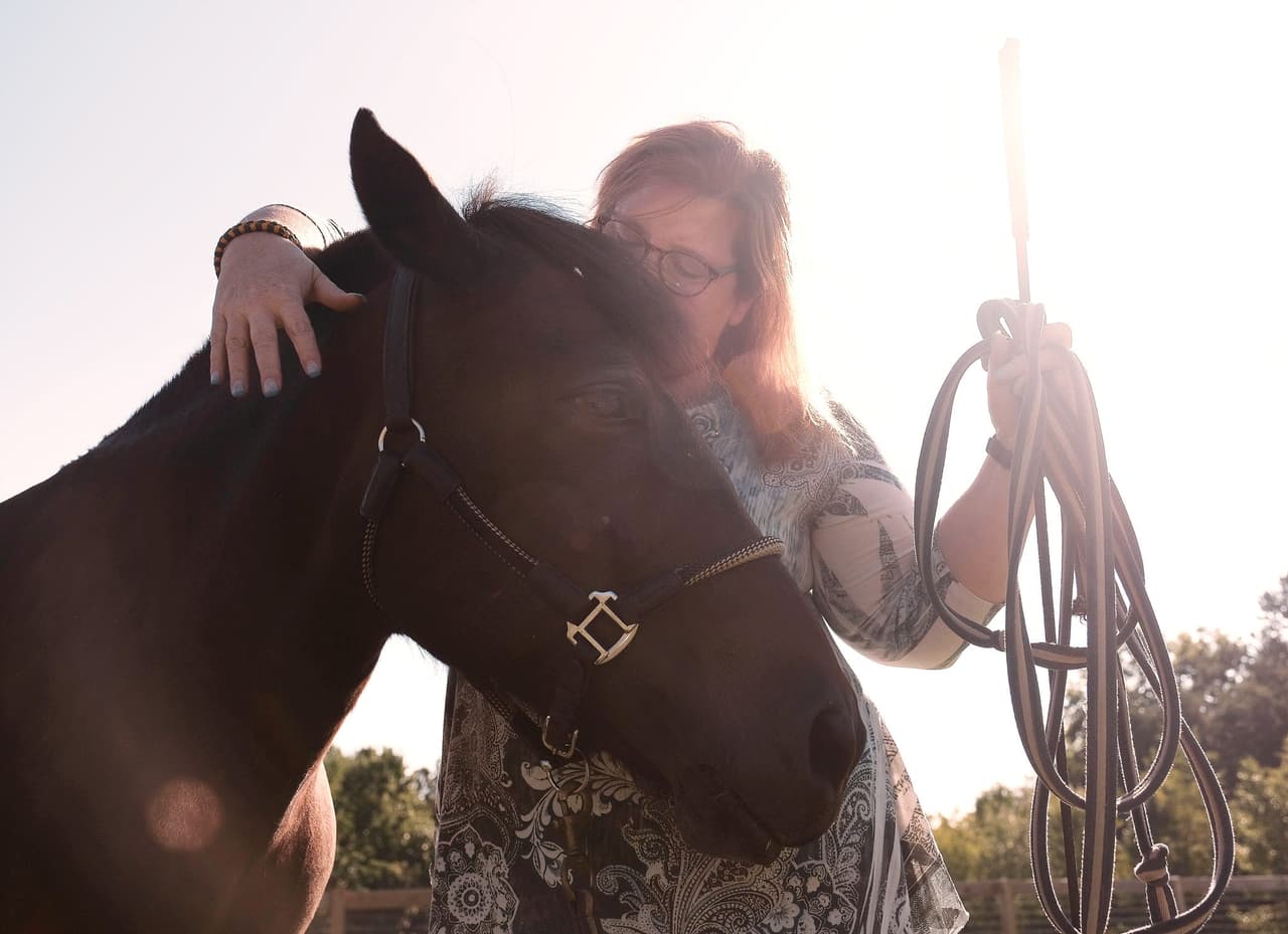 Mujer y su amado caballo.