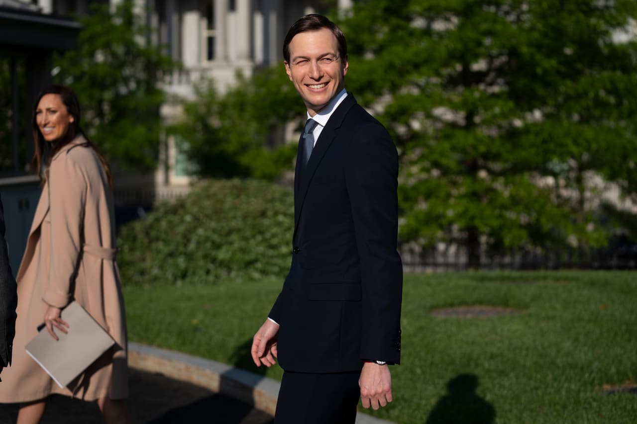 Jared Kushner camina en la Casa Blanca después de atender a reporteros este miércoles 29 de abril de 2020.