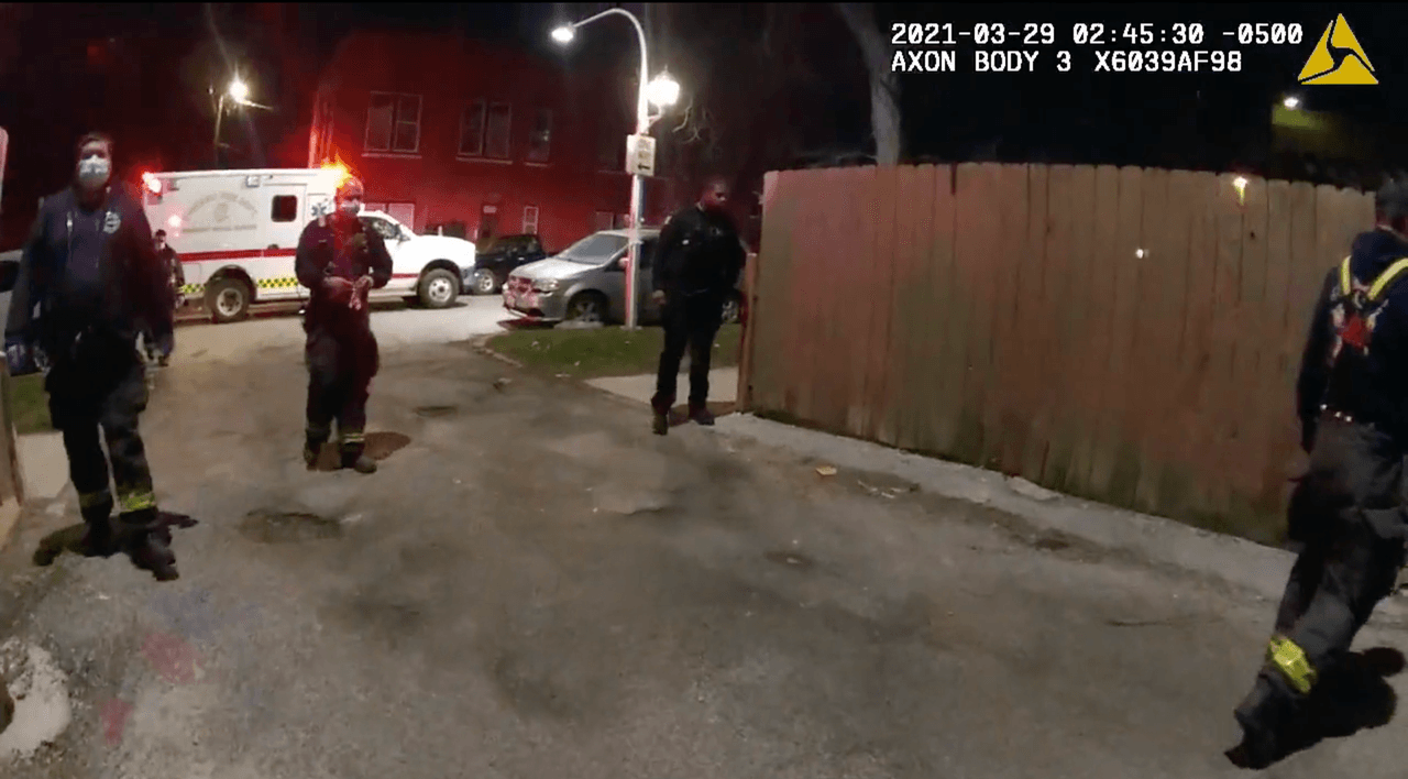 <b>Sin respuesta: </b>Otros paramédicos también llegan al área para intentar atender a Toledo, 
<b><a href="https://www.univision.com/local/chicago-wgbo/es-un-asesinato-de-un-menor-de-edad-abogada-de-la-familia-de-adam-toledo-que-murio-a-manos-de-un-policia-video">pero el menor sigue sin responder</a></b>. Las imágenes fueron capatadas por las cámaras corporales de varios policías que llegaron al lugar de los hechos y fueron publicadas el jueves 15 de abril por COPA.