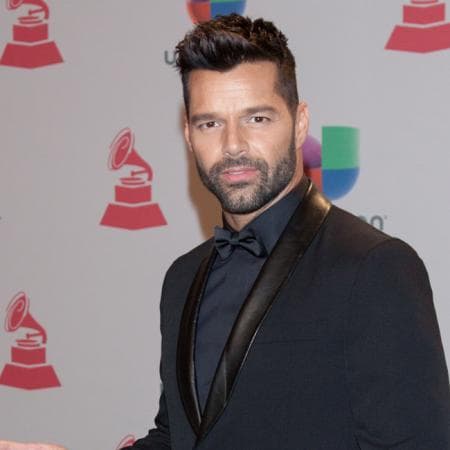 <b>Ricky Martin</b>
<br>
<b>Aparentemente no hay boda; ¿una película?</b>
<br>Para Ricky Martin este año será decisivo en muchos aspectos puesto que como capricorniano estará entrando en el importante “retorno de Saturno”, un evento que ocurre cada 30 años en el que su regente se coloca en su signo durante todo el año. Además, en el horóscopo chino, Ricky es Jabalí y el año entrante será el año del Perro el cual siente afinidad por su signo y no causa problemas serios ni dificultades que puedan ser de consideración.