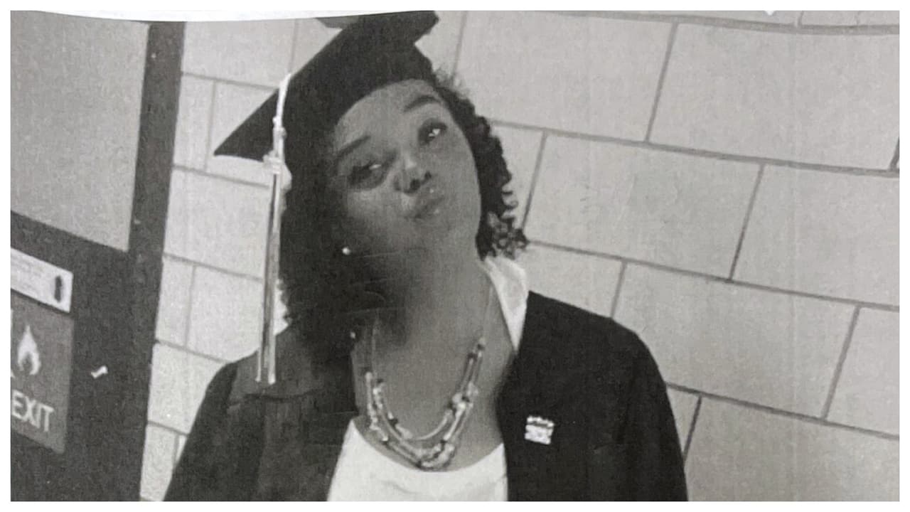 El martes 31 de enero de 2023 alrededor de las 07:15 se vio por última vez a
<b>Aliana Morales, de 14 año</b>s y residente de 913 Elder Avenue, en el Bronx. Ella mide 5'4 "de altura, pesa aproximado de 168 libras, tiene los ojos azules y el cabello largo y negro rizado. Fue vista por última vez con una chaqueta negra, una camiseta rosa, jeans azules y tenis negros. Si la ves, llama al 911 o al 1-888-57-PISTA (74782).
<br>
<br>