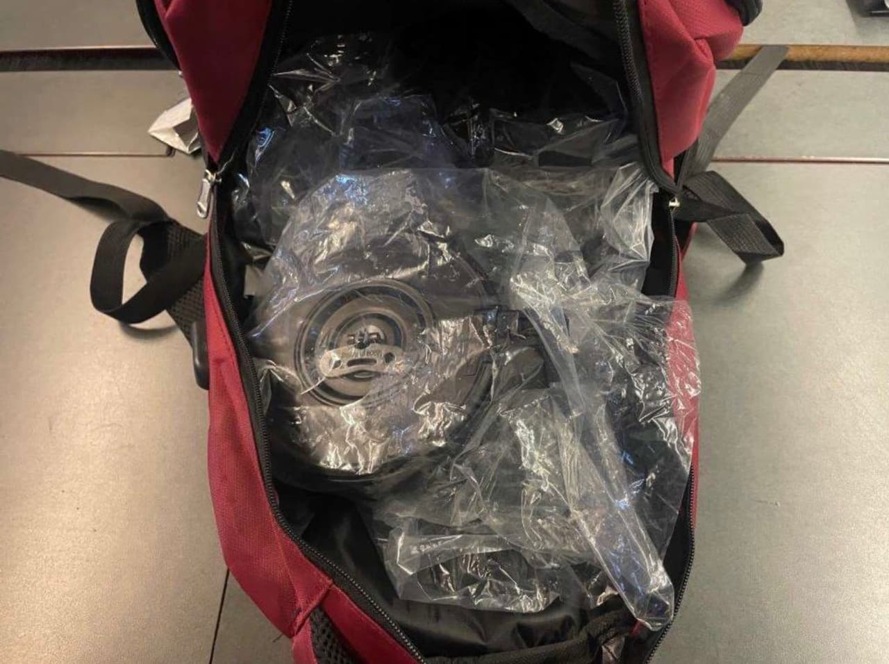 Los oficiales de CBP incautaron siete cargadores de tambores de alta capacidad. Cada tambor tiene una capacidad de 75 cartuchos de munición y está diseñado para usarse con el rifle de asalto AK47.