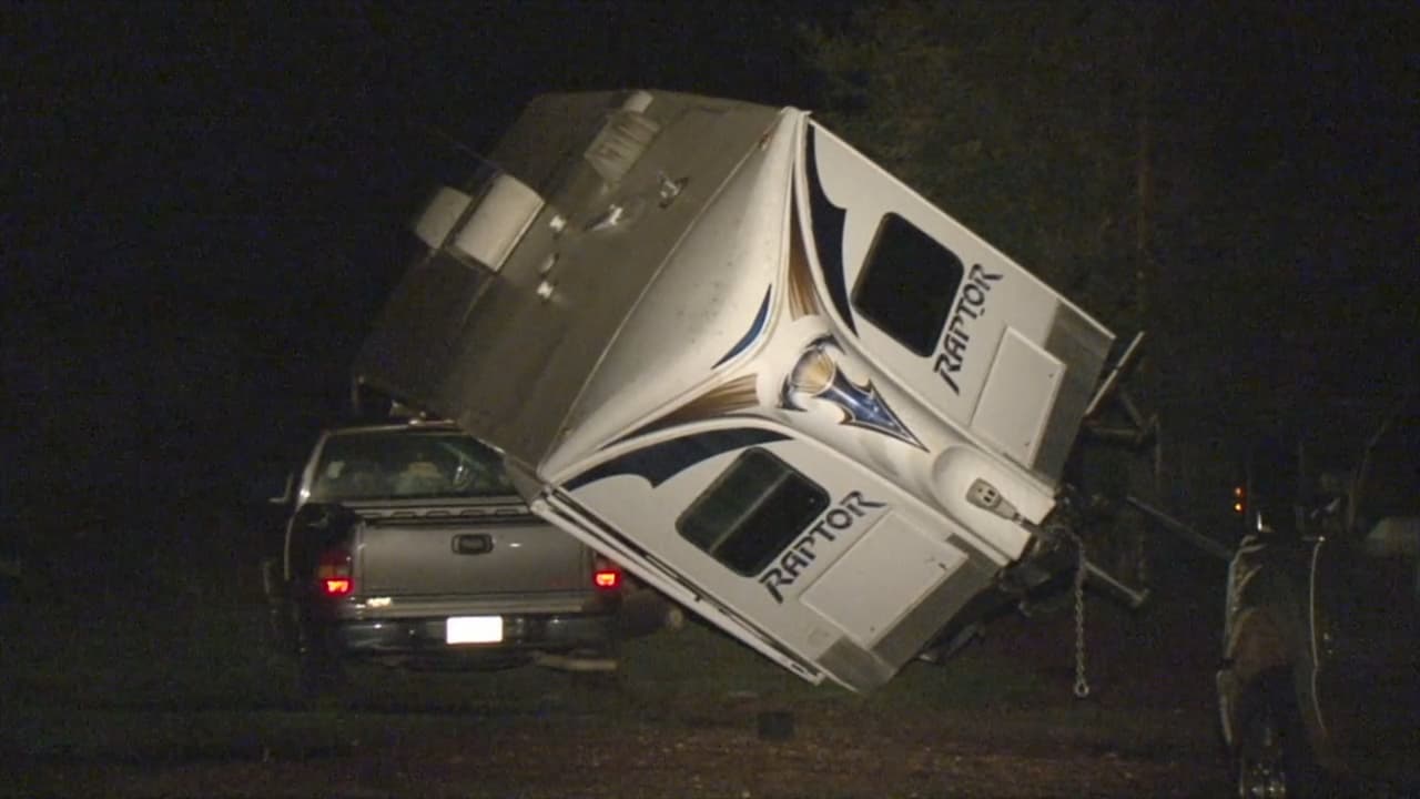 Los fuertes vientos ocasionaron daños a vehículos estacionados.