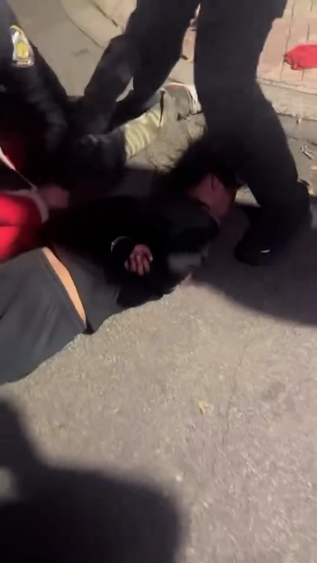 Un video muestra a un policía de Nueva York golpeando en el rostro a una mujer aparentemente esposada